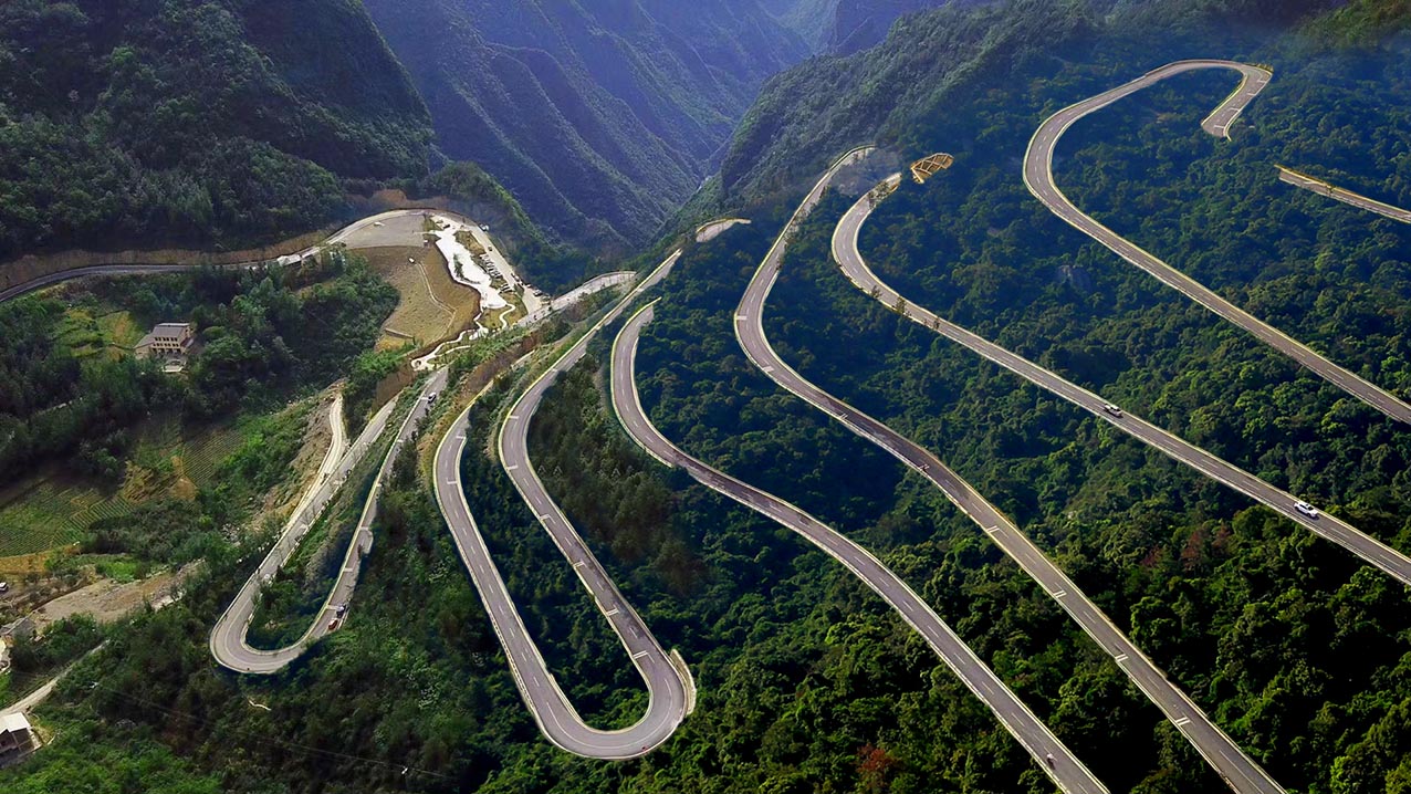“山路不只十八弯”拍摄：张军.jpg